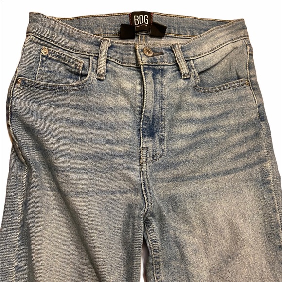 BDG light wash girlfriend high rise cropped 28. - Picture 2 of 4